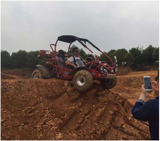 XTM MOTO Off Road Buggy & sida vid sida UTV i Kinas största Forest Park Jialong internationella Off-road bas